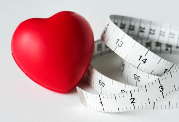 Illustration of a human heart surrounded by gently pulsing lines, symbolizing the link between heart activity and body weight.